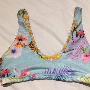 Reversible sporty swim suit top.